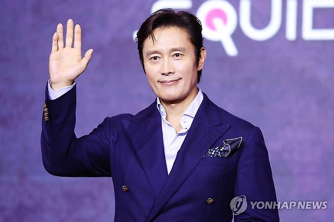 이병헌, 멋진 인사 (서울=연합뉴스) 진연수 기자 = 배우 이병헌이 9일 서울 용산구 드래곤시티 호텔에서 열린 넷플릭스 글로벌 흥행작 '오징어 게임' 시즌3 제작발표회에서 포즈를 취하고 있다. 2025.6.9 jin90@yna.co.kr