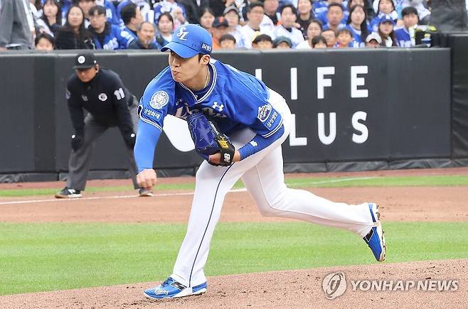 역투하는 원태인 (대전=연합뉴스) 강수환 기자 = 6일 대전 한화생명볼파크에서 열린 프로야구 2025 신한 SOL 뱅크 KBO리그 삼성 라이온즈와 한화 이글스의 경기. 1회말 한화 공격. 삼성 선발 투수 원태인이 역투를 하고 있다. 2025.5.6 swan@yna.co.kr