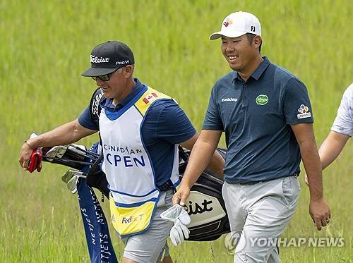 코스를 걷는 안병훈. [AP=연합뉴스]