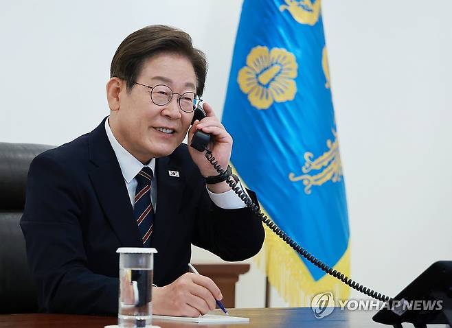 일본 총리와 전화 통화하는 이재명 대통령 (서울=연합뉴스) 홍해인 기자 = 이재명 대통령이 9일 서울 용산 대통령실 청사 집무실에서 이시바 시게루 일본 총리와 전화 통화를 위해 수화기를 들고 있다. 2025.6.9 hihong@yna.co.kr
