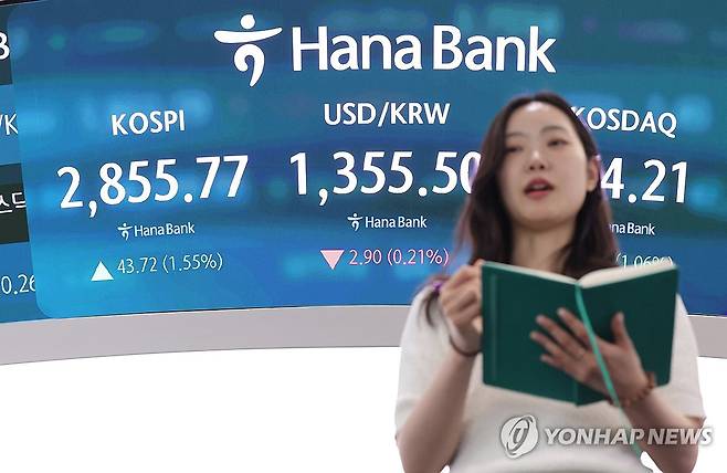 코스피 2,850대 마감 (서울=연합뉴스) 서명곤 기자 = 9일 서울 중구 하나은행 딜링룸에서 한 딜러가 자리로 향하고 있다. 이날 코스피　종가는 전 거래일 대비 43.72포인트(1.55%) 오른 2,855.77로 집계됐다. 지난 2일부터 4거래일 연속 상승이다. 2025.6.9 seephoto@yna.co.kr
