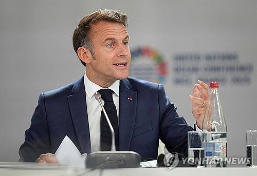 연설하는 마크롱 대통령 (니스 로이터=연합뉴스) 에마뉘엘 마크롱 프랑스 대통령이 9일(현지시간) 프랑스 니스에서 개막한 제3차 유엔해양회의에서 연설하고 있다. 2025.06.09.