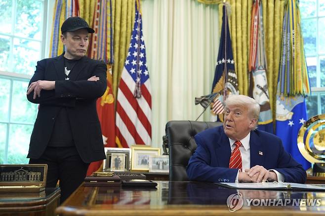 지난 5월 30일 백악관에서 조우한 일론 머스크와 트럼프 미국 대통령 [AP=연합뉴스 자료사진]