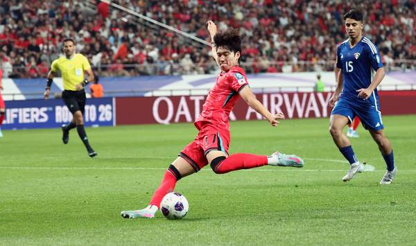 10일 서울월드컵경기장에서 열린 2026 북중미 월드컵 아시아 3차 예선 최종전 한국과 쿠웨이트의 경기에서 배준호가 슛을 시도하고 있다./연합뉴스