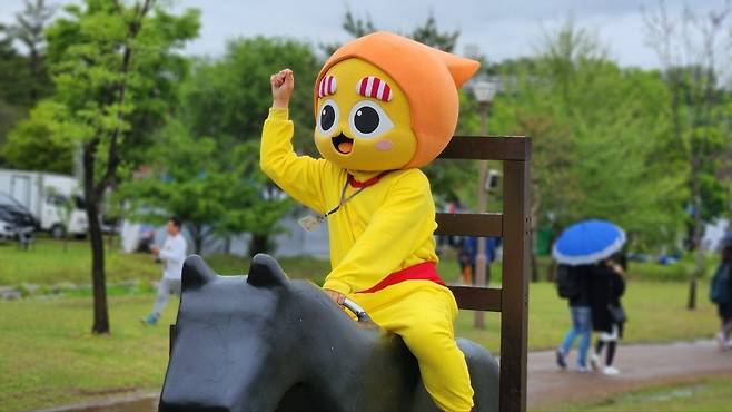 ▲ 양주시 SNS 캐릭터 '별산이'가 놀이시설에 올라타 관광객에게 즐거움을 선사하고 있다.