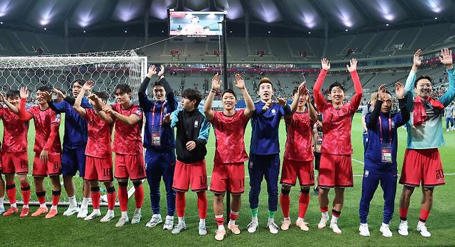 한국 축구 국가대표팀 선수들이 10일 서울월드컵경기장에서 열린 11회 연속 월드컵 본선 진출 축하 행사에서 관중들을 향해 손을 흔들고 있다.연합