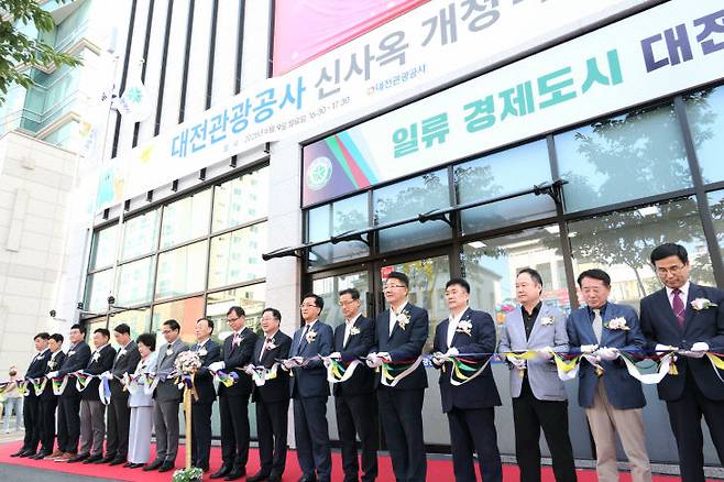대전관광공사는 9일 동구 신사옥에서 이장우 대전시장과 윤성국 대전관광공사 사장 등이 참석한 가운데 이전 개청식을 갖고 본격적인 업무에 들어갔다. 사진제공은 대전시