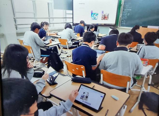 ai에듀테크 활용 동화책 제작 자유학기 활동 중인 학생들. 신탄중앙중 제공