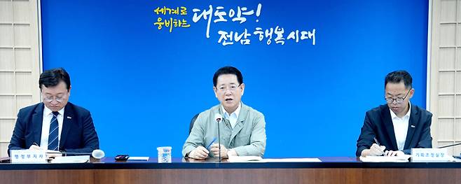 김영록 전남지사가 10일 오전 도청 서재필실에서 이재명 정부 출범에 발맞춰 ‘새 정부 국정과제 반영 건의과제 발굴 및 보고회’를 주재하고 있다.<전남도 제공>