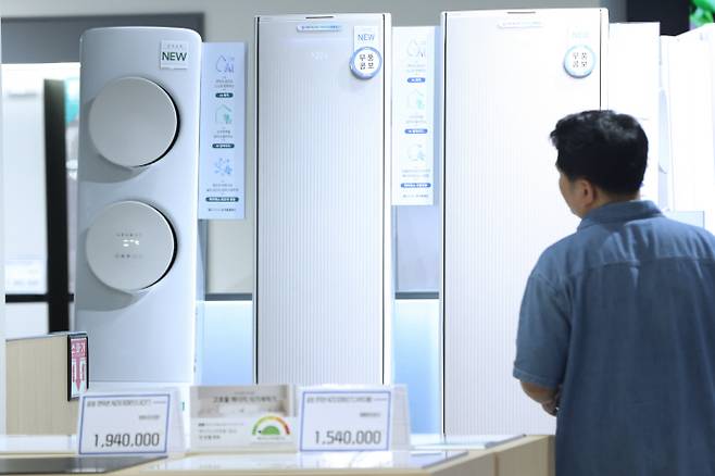 올여름 예년을 뛰어넘는 폭염이 예보되면서 냉방 가전을 미리 준비하려는 수요가 나타나고 있는 지난달 16일 서울의 한 마트에 냉방 가전이 진열되어 있다. /연합뉴스