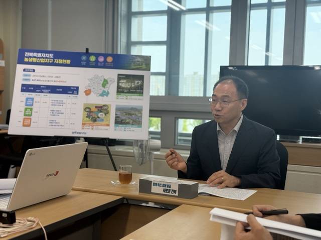 최재용 전북특별자치도 농림축산산업국장이 10일 도청 기자실에서 브리핑을 하고 있다./사진=이준서 기자