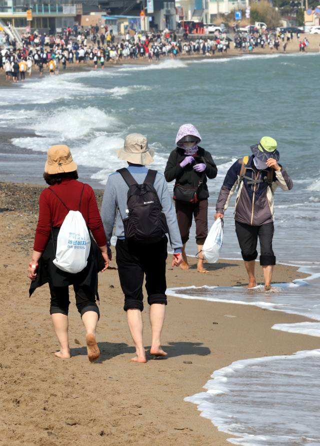 지난 3월 22일 부산 기장군 임랑해수욕장에서 성황리에 개최된 ‘세븐비치 어싱 챌린지’ 다섯 번째 행사 모습. 정종회 기자 jjh@