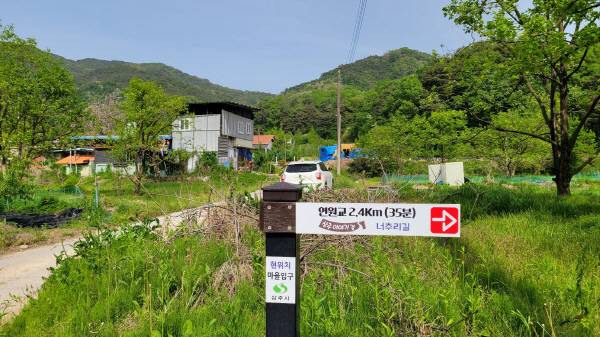 성황사를 출발해 장고개를 지나 천봉산을 넘으면 상주시 연원동 도로길까지 이어진다. 사진은 천봉산 서쪽 끝자락에서 만난 표지판. 김범진기자