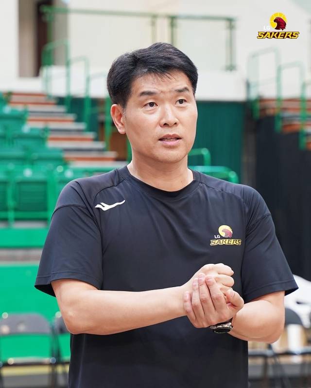 조상현 창원 LG 세이커스 감독이 ‘BCL Asia’ 조별리그 팀 훈련에서 선수들에게 지시하고 있다./LG 세이커스/