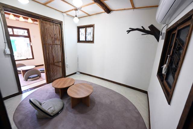 일반 주택을 개조해 가정집 분위기를 연출한 카페 공간.