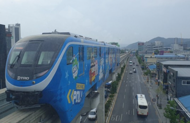 시민들의 관심을 끌고 있는 대구시 제5차(2026~2035년) 도시철도망 구축계획(안) 주민 공청회가 오는 26일 개최된다. 대구시는 공청회를 통해 검토 노선들을 공개할 예정이며 주민들의 의견을 수렴할 예정이다. 위 사진은 운행중인 대구 도시철도 3호선의 모습. 대구일보 DB