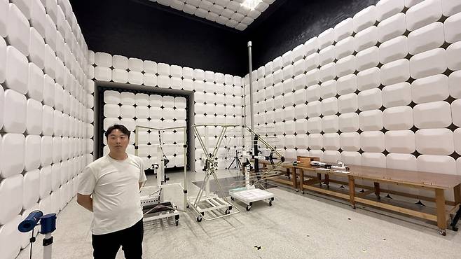 10일 오후 대구TP 관계자가 대구TP 성서캠퍼스 T동 내 디지털인증시험센터 EMC적합성 시설을 소개하고 있다.