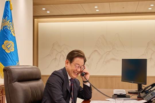 이재명 대통령이 10일 서울 용산구 대통령실 청사 집무실에서 시진핑 중국 국가주석과 전화 통화를 하고 있다. (대통령실 제공)