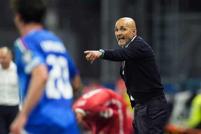 이탈리아 축구대표팀 루이스 스팔레티 감독이 선수들에게 지시를 내리고 있다. 사진=AP PHOTO