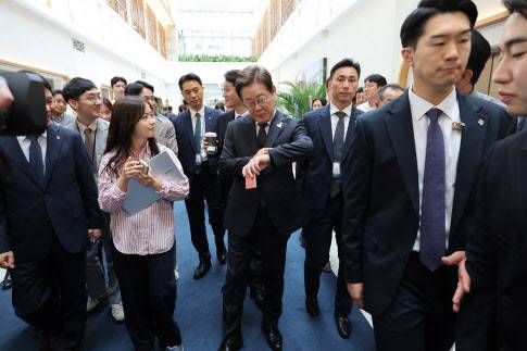 이재명 대통령이 10일 서울 용산구 대통령실 청사에서 취재진들과 대화하며 시계를 보고 있다. (사진=뉴시스)