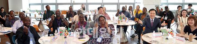 10일 디지털 교육 벤치마킹을 위해 경기도교육청을 찾은 아프리카 3개국 관계자들과 임태희 경기도교육감이 기념사진을 찍고 있다.(사진=경기도교육청)