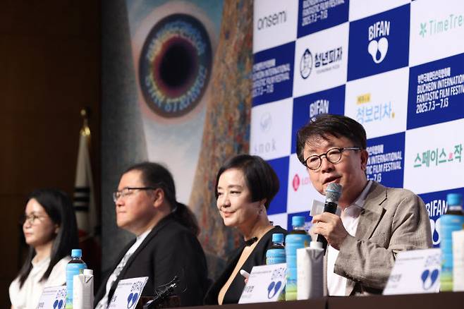 10일 용산구 백범김구기념관에서 열린 ‘제29회 부천국제판타스틱영화제 공식 기자회견’에서 신철 집행위원장이 영화제를 소개하고 있다. (사진=연합뉴스)