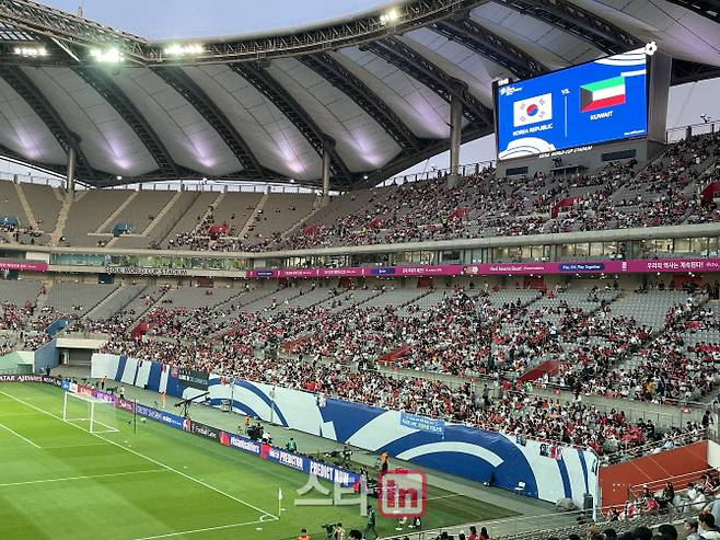 10일 서울월드컵경기장에서 열린 2026 북중미 월드컵 아시아 지역 3차 예선 쿠웨이트전 킥오프 직전 비어 있는 관중석 모습.