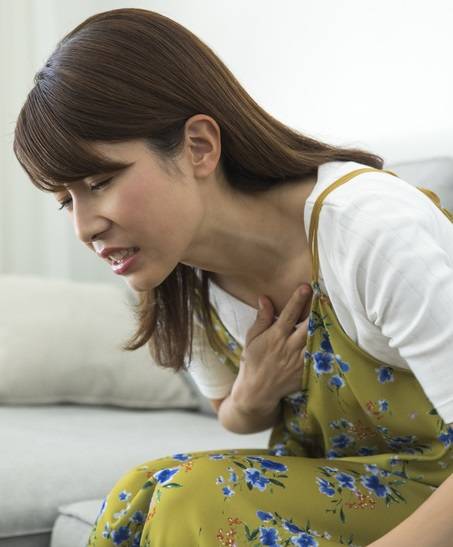 심장 기능에 문제가 있는 사람이 가슴 통증이나 발 발목 종아리가 붓는 증상 등을 보이면 급성 심부전으로 병원에 입원해야 할 위험이 높다. [사진=게티이미지뱅크]