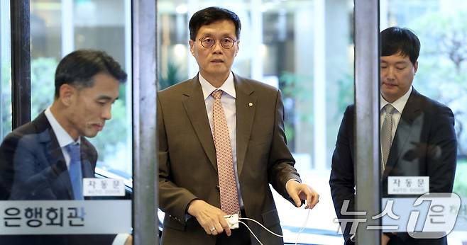 이창용 한국은행 총재가 지난해 5월 27일 오후 서울 중구 명동 은행회관에서 시중은행장들과 회동을 하기 위해 이동하고 있다.(자료사진) 2024.5.27/뉴스1 ⓒ News1 김명섭 기자