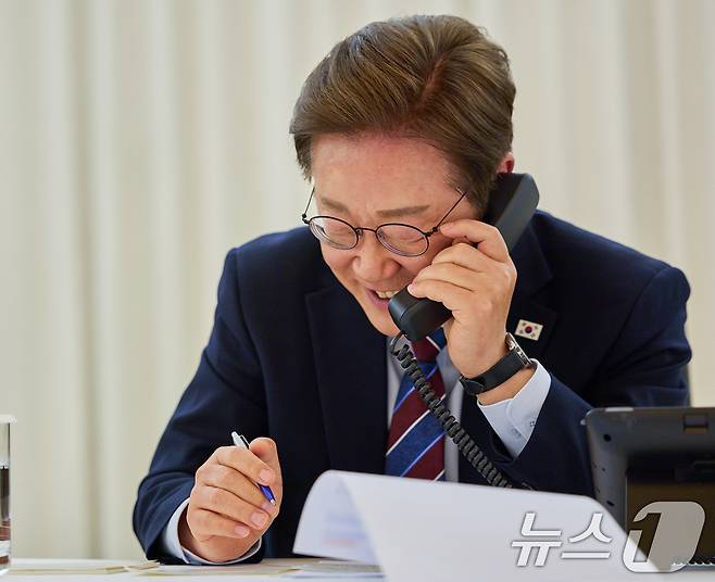 이재명 대통령이 지난 6일 대통령실 관저에서 도널드 트럼프 미국 대통령과 전화 통화를 하고 있다. (대통령실 제공. 재판매 및 DB 금지) 2025.6.6/뉴스1 ⓒ News1 허경 기자