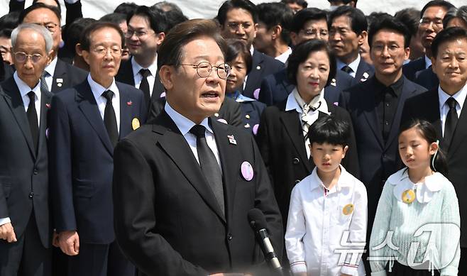 이재명 더불어민주당 대통령 후보가 18일 광주 북구 국립5·18민주묘지에서 열린 '제45주기 5·18 민주화운동기념식'에 참석한 뒤 취재진의 질의에 답하고 있다. 2025.5.18/뉴스1 ⓒ News1 국회사진취재단