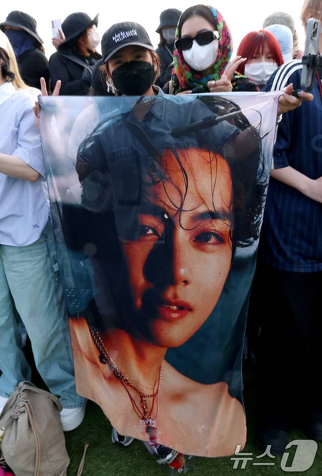 방탄소년단(BTS)의 뷔(김태형, 29)가 제대하는 10일 오전 강원도 춘천시 신북읍 체육공원 축구장에 뷔의 팬들이 현수막을 들고 포즈를 취하고 있다. 2025.6.10/뉴스1 ⓒ News1 권현진 기자