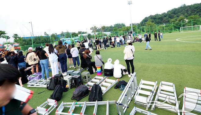 방탄소년단(BTS)의 RM(김남준, 30)과 뷔(김태형, 29)가 제대하는 10일 오전 강원도 춘천시 신북읍 체육공원 축구장에 취재진들과 팬들로 인산인해를 이루고 있다. 2025.6.10/뉴스1 ⓒ News1 권현진 기자