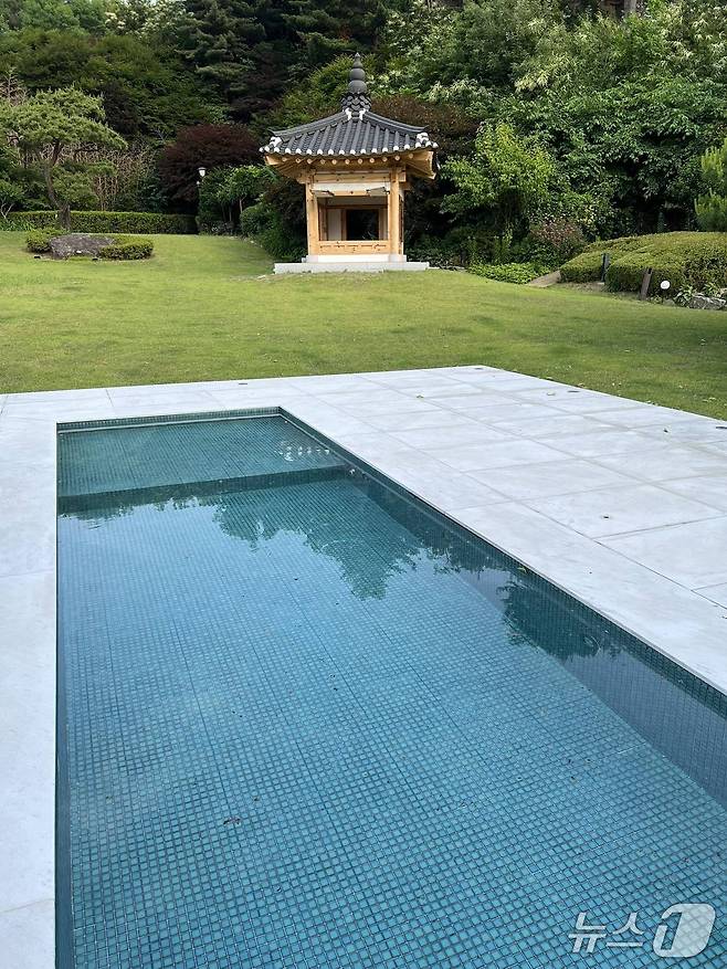 윤석열 전 대통령 시절 한남동 관저에 설치한 수영장. (박홍근 민주당 의원 SNS 갈무리) ⓒ 뉴스1