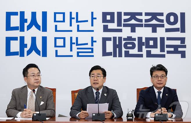 박찬대 더불어민주당 대표 직무대행 겸 원내대표가 10일 오전 서울 여의도 국회에서 열린 원내대책회의에서 발언을 하고 있다. 2025.6.10/뉴스1 ⓒ News1 이재명 기자