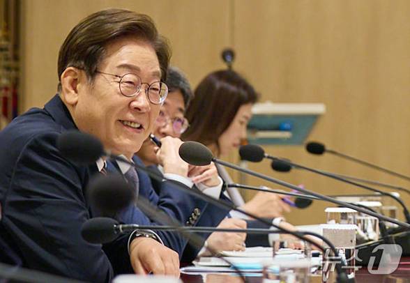 이재명 대통령이 9일 서울 용산구 대통령실 청사에서 열린 비상경제점검 TF 2차 회의를 주재하고 있다. (대통령실 제공. 재판매 및 DB 금지) 2025.6.9/뉴스1 ⓒ News1 박지혜 기자