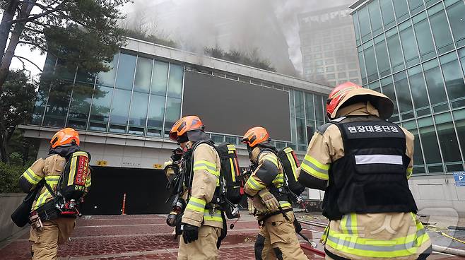 10일 서울 종로구 조계사 불교중앙박물관에서 화재가 발생해 소방관들이 진화작업을 펼치고 있다. 2025.6.10/뉴스1 ⓒ News1 김진환 기자