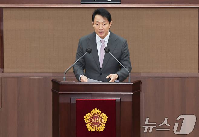 오세훈 서울시장이 15일 서울 중구 서울시의회에서 열린 제330회 임시회 본회의 개회식에서 간부 소개를 하고 있다. 2025.4.15/뉴스1 ⓒ News1 허경 기자