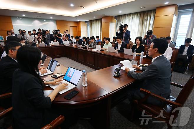 김민석 국무총리 후보자가 10일 오전 서울 종로구 통의동 금융감독연수원에 마련된 청문회 준비단 사무실에서 출입기자들과 간담회를 갖고 있다. (공동취재) 2025.6.10/뉴스1 ⓒ News1 임세영 기자