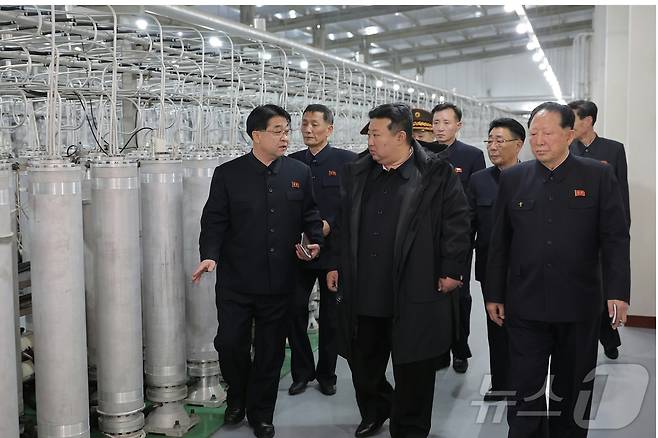 (평양 노동신문=뉴스1) = 북한 김정은 노동당 총비서가 지난 1월 '핵물질 생산 기지와 핵무기연구소'를 현지지도하는 모습.[국내에서만 사용가능. 재배포 금지. DB 금지. For Use Only in the Republic of Korea. Redistribution Prohibited] rodongphoto@news1.kr
