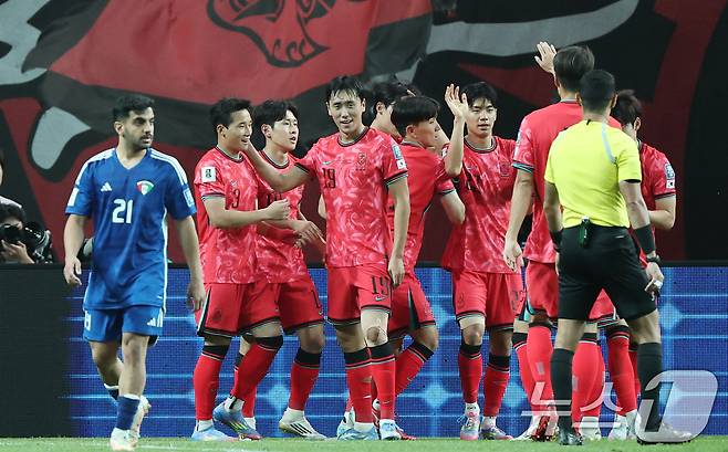 10일 오후 서울 마포구 상암동 서울월드컵경기장에서 열린 2026 국제축구연맹(FIFA) 북중미 월드컵 아시아 3차 예선 B조 10차전 대한민국과 쿠웨이트의 경기, 이강인이 골을 넣고 동료들과 기뻐하고 있다. 2025.6.10/뉴스1 ⓒ News1 이승배 기자
