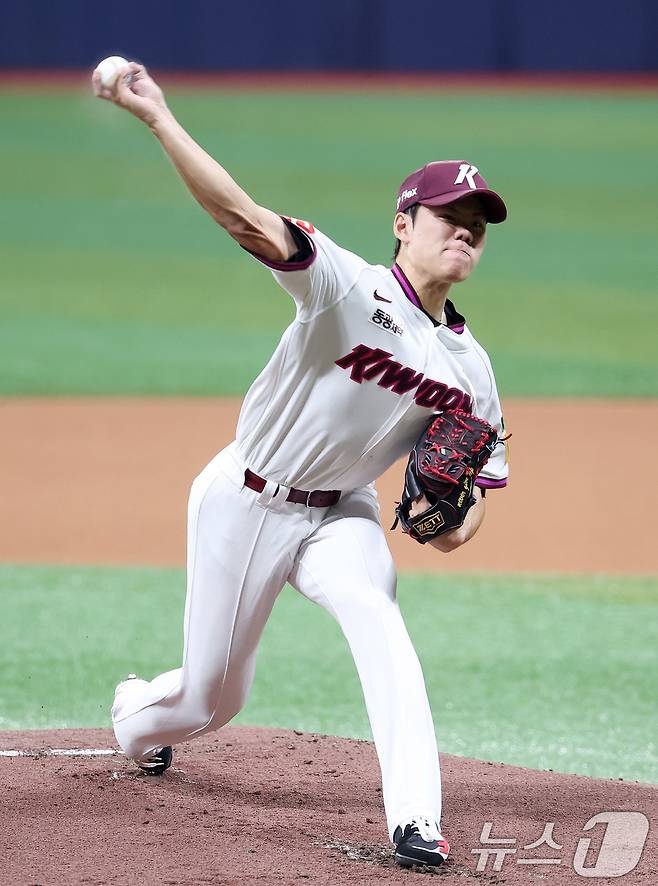 키움 선발 김윤하가 11일 서울 구로구 고척스카이돔에서 열린 '2025 신한 SOL뱅크 KBO리그' 한화 이글스와 키움 히어로즈의 경기에서 역투하고 있다. 2025.5.11/뉴스1 ⓒ News1 김성진 기자