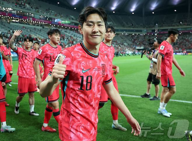 대한민국 축구 국가대표팀 이강인이 10일 서울월드컵경기장에서 쿠웨이트와의 2026 북중미 월드컵 아시아 3차 예선 최종전에서 승리한 뒤 열린 11회 연속 월드컵 본석 진출 축하 행사에서 카메라를 보며 미소를 짓고 있다.2025.6.10/뉴스1 ⓒ News1 김진환 기자