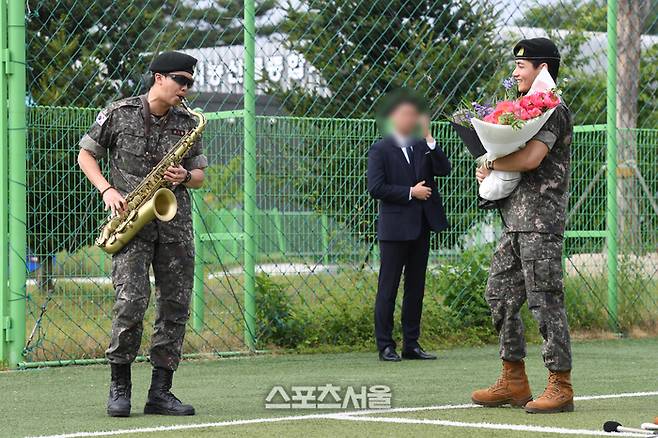 방탄소년단(BTS)의 RM(왼쪽, 김남준)이 10일 강원도 춘천시 신북읍 체육공원에서 진행된 전역 행사에서 색소폰을 연주하며 뷔(김태형)와 함께 행사장으로 입장하고 있다.  RM은 육군 제15보병사단 군악대에서, 뷔는 2군단 군사경찰 특수임무대에서 1년 6개월 동안 군복무를 했다. 2025. 6. 10.  춘천 | 박진업 기자 upandup@sportsseoul.com