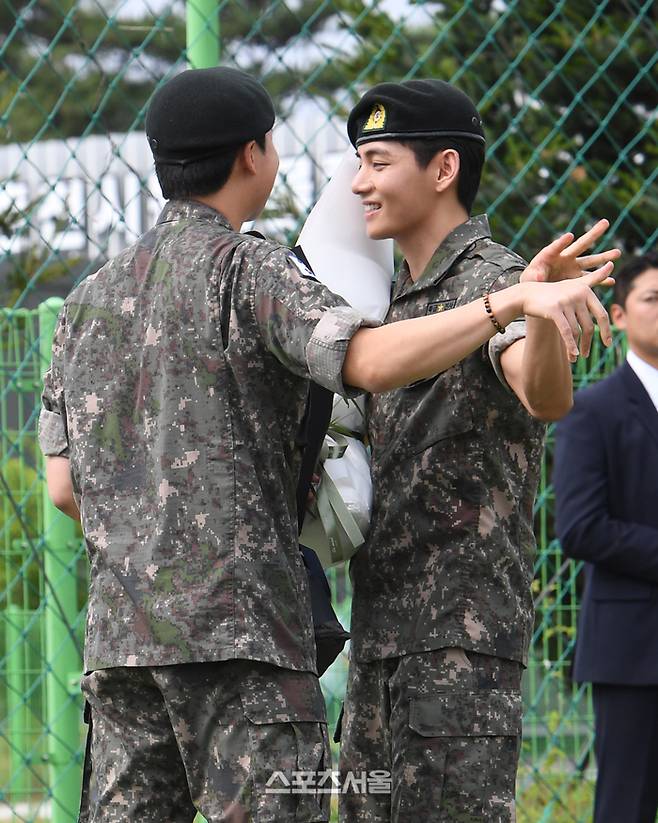 방탄소년단(BTS)의 RM(왼쪽, 김남준)과 뷔(김태형)이 10일 강원도 춘천시 신북읍 체육공원에서 진행된 전역 행사에서 포옹을 하고 있다. RM은 육군 제15보병사단 군악대에서, 뷔는 2군단 군사경찰 특수임무대에서 1년 6개월 동안 군복무를 했다. 2025. 6. 10.  춘천 | 박진업 기자 upandup@sportsseoul.com