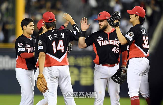 KIA 선수들이 4일 잠실구장에서 열린 2025 KBO리그 두산과 경기에서 8-3으로 승리하며 3연승을 기록한 뒤 하이파이브를 나누고 있다. 잠실 | 박진업 기자 upandup@sportsseoul.com