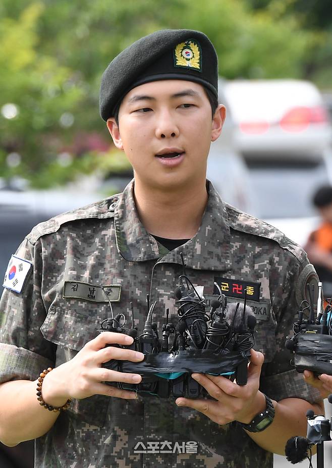 방탄소년단(BTS)의 RM(김남준)이 10일 강원도 춘천시 신북읍 체육공원에서 진행된 전역 행사에서 소감을 밝히고 있다. RM은 육군 제15보병사단 군악대에서, 뷔는 2군단 군사경찰 특수임무대에서 1년 6개월 동안 군복무를 했다. 2025. 6. 10.  춘천 | 박진업 기자 upandup@sportsseoul.com