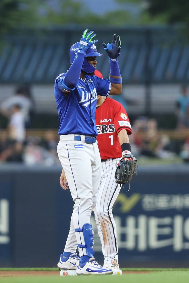 삼성 디아즈가 10일 광주-기아 챔피언스 필드에서 열린 2025 KBO리그 KIA전에서 4회초 2루타를 때린 후 세리머니를 하고 있다. 사진 | 삼성 라이온즈