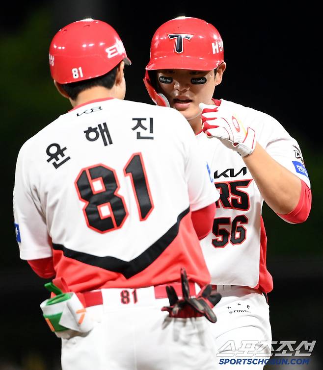 15일 광주KIA챔피언스필드에서 열린 롯데와 KIA의 경기, 4회말 1사 1루 KIA 오선우가 안타를 치고 기쁨을 나누고 있다. 광주=허상욱 기자wook@sportschosun.com/2025.05.15/