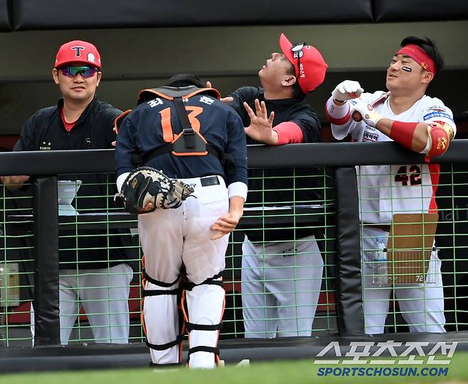 한화 포수 최재훈이 KIA 위즈덤의 파울타구를 쫓다 멈추라며 신호를 보내준 KIA 손승락, 홍세완 코치에게 풀더 인사를 하고 있다. 광주=허상욱 기자